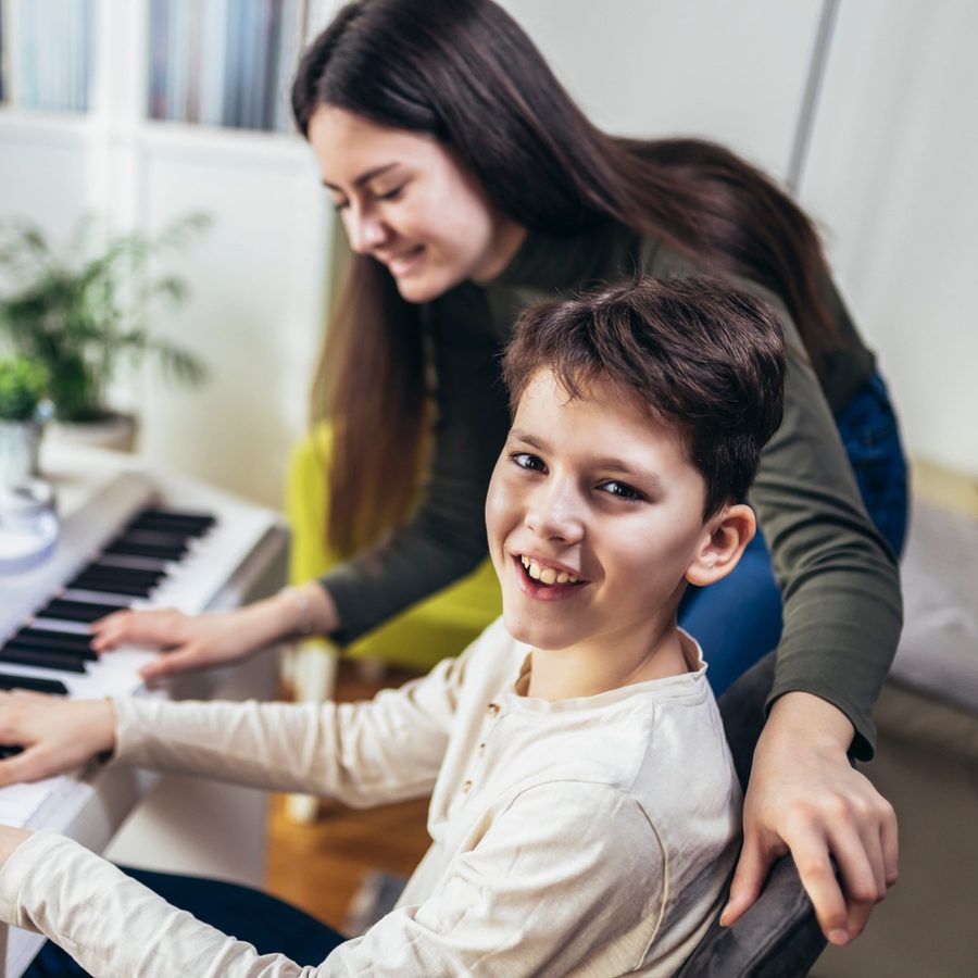 Klavierunterricht: Junge am Klavier mit Klavierlehrerin der Musikschule Fame